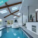 Grande maison avec piscine intérieure