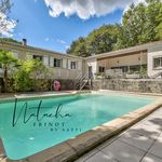 Magnifique maison dans un écrin de verdure, avec piscine et prestations haut de gamme