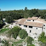 Mas provençal en pierre avec dépendance et piscine