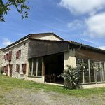 Belle maison en pierre entourée de bois et prairies de plus de 64 ha