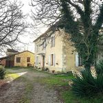 Ancien corps de ferme en pierre avec dépendances