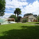 Maison confortable sur terrain boisé avec piscine