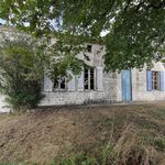 maison en pierre comprenant 5 chambres et très très grand terrain.