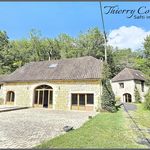 Maison en pierre avec gîte et piscine.