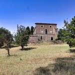 Calascibetta, das Baglio mit Blick auf die Schirmkiefer