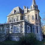 Chateau en très bel état avec dépendances