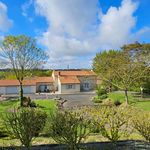 Maison de pierre rénovée avec de beaux volumes et au calme de la campagne.