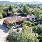 Maison de plain-pied d'environ 136 m² au calme, sur un terrain arboré de 3700 m² avec piscine à Saint-Saturnin-lès-Apt