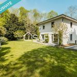 Maison d'architecte de 6 pièces, 4 chambres et 3 salles de bain avec garage et sous-sol, grand jardin.