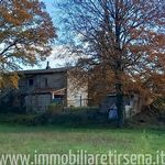 In posizione pianeggiante casale in pietra da ristrutturare con terreno Mq.6.000 circa