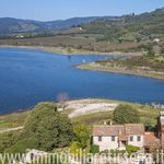 Villa con giardino sulla riva del lago di Corbara