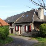 Pleine nature, maison en pierres avec ruisseau