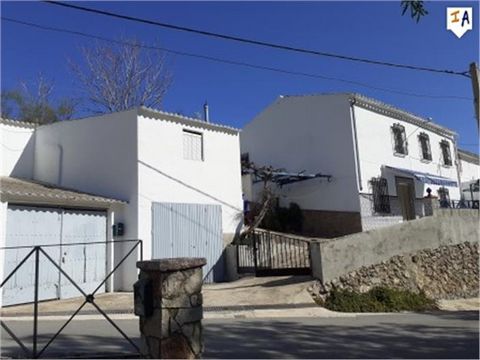 Ce grand Cortijo familial est situé à la périphérie de Rute, dans la province de Cordoue en Andalousie, en Espagne et à quelques minutes en voiture des lacs d'Iznajar. Le Cortijo a une belle grande terrasse avant et deux unités de garage à côté de la...