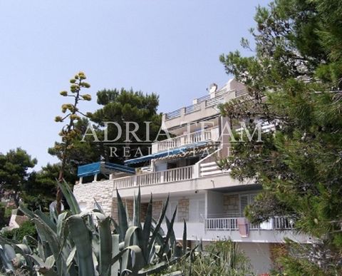 For sale comfortable five-bedroom APARTMENT of 220m2 in a building with 5 apartments, first row to the sea, Dubrovnik. The apartment consists of 4 bedrooms, living room, 3 bathrooms, kitchen, dining room, summer kitchen, winter garden with jacuzzi, u...