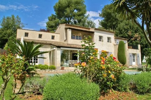 Enjoy your privacy with sea views at a distance in this lovely villa in Saint Paul de Vence. The villa offers 4 bedrooms to accommodate a family or group of 8. You can cool down with a refreshing dip in the private swimming pool and wash up later in ...
