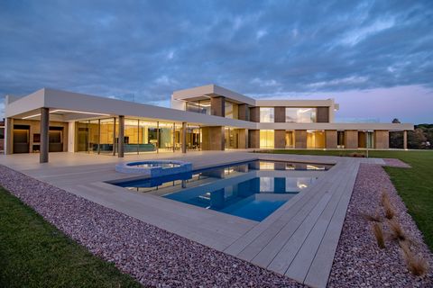 This stunning contemporary home is an oasis of modern design accompanied with impeccable minimalist details. It’s just 10 minutes away from Girona airport, right at the heart of PGA Catalunya golf resort. The total area of the plot is 5000 m2 and the...