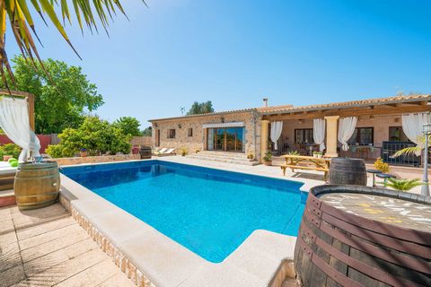 Beautiful house for 4 people, with salt pool, located in the village of Binissalem. On the porch, which overlooks the salt pool (8x4m and 0.80 to 2.50 m deep), you can enjoy authentic evenings accompanied by a tasty dinner prepared on the large elect...