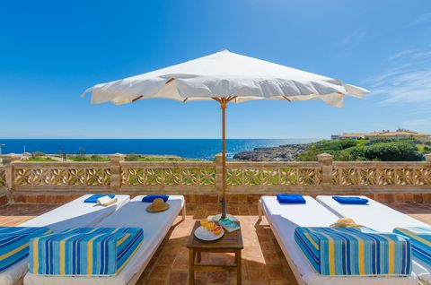 This fantastic house for 6 people on the seafront, with privileged views in a very quiet area of Cala Morlanda. You will live unforgettable moments and record amazing memories in every one of the terraces that surround this house. The main character ...