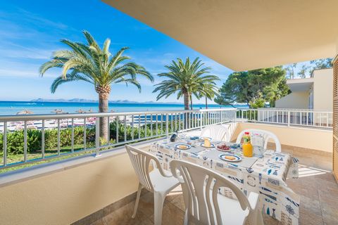 Luxurious apartment on the seafront of the beach of Puerto de Alcudia that can accommodate up to 6 guests. In the terrace you can enjoy the incomparable views to the sea and mountains while tasting a delicious breakfast before heading to the beach. Y...