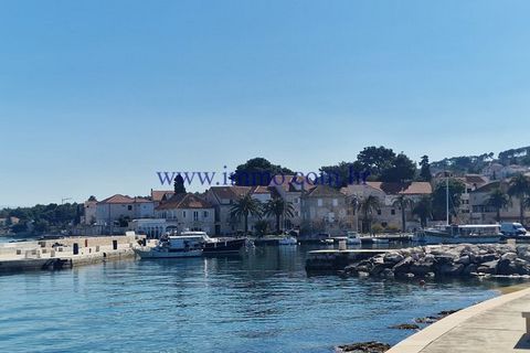 EXCLUSIVE AGENCY SALE! For sale is a renovated stone house situated at beautiful costal town of Sutivan, first row to sea. House is just few steps away from cristal clear sea and amazing pebbly beach. House has been complitely renovated in 2013 with ...