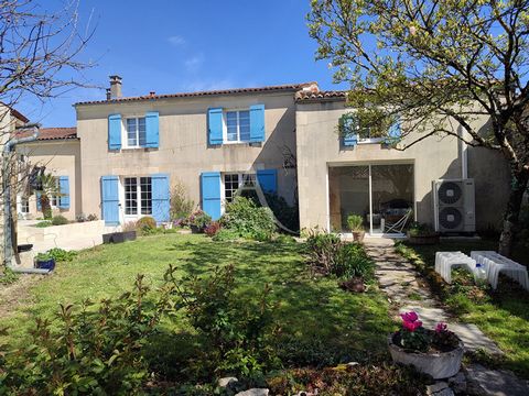 Charming Charentaise House located in a quiet area in the town of Le Seure! This property offers great benefits, large volumes and brightness guaranteed by its southern exposure. It consists, on the ground floor, of a living room, a kitchen with fire...