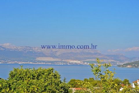 Spacious house for sale, situated on Čiovo island, near Trogir, just 170 meters from amazing pebbly beach. House is located on slight slope which gives open sea view, and it consists of two floors. On the ground floor there is an airy living room, ki...