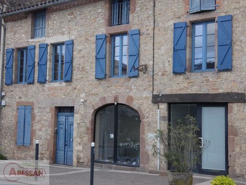 TARN (81) Te Koop in Cordes-sur-ciel deze woning met handelsruimte ideaal gelegen op het kruispunt van het lokale leven en toerisme. De set biedt 330 m² op drie niveaus, 14 kamers inclusief de onafhankelijke winkel (ongeveer 32 m², met toiletten). He...