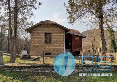 Ponemos a la venta una casa de ladrillo con una superficie total construida de 125 metros cuadrados, situada en la zona de la presa. Funciona. Distribución: hall de entrada, baño y aseo /que actualmente están en construcción/ y tres habitaciones. A l...