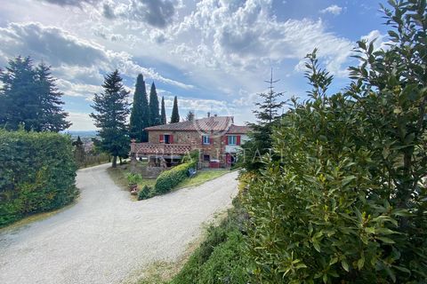 A short distance from the charming village of Castiglion Fiorentino and not far from Cortona, we find for sale this enchanting stone country house of 200 sqm, which is on 2 levels composed as follows: On the ground floor there are rooms used as stora...