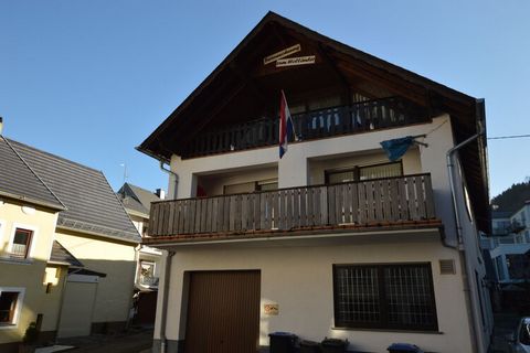 This big holiday home in Veldenz with 3 bedrooms for 6 people reeks of utmost simplicity and comfort. Ideal for families with children or groups traveling together, it is near a forest where you can make nice walks and biketours and has ample seating...
