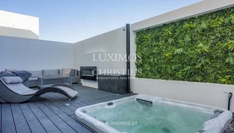 Superbe villa de style contemporain , nouvellement construite avec des matériaux de première qualité , exposée au sud et entièrement meublée, à vendre à Vilamoura, Algarve. Ouverte et moderne, cette villa comprend un salon et une salle à manger spaci...