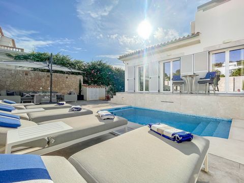 This exceptional home is located in one of the most desirable locations in Port Andratx and is in close proximity to Club de Vela. With its stunning ground level design, this property offers a generous 100 m2 of luxurious interior living space and a ...