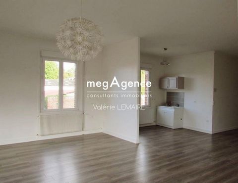Description of the property: Very bright 4-room apartment of 120m² located in the city center of Moreuil on 3 levels, on the ground floor: An entrance corridor, serving a laundry room, a hallway, a storage area and a staircase leading on the first fl...