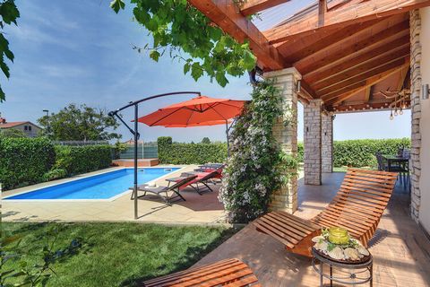 This is an elegant 3-bedroom villa in Novigrad. It has a large swimming pool and peaceful surroundings, making it ideal for a relaxing vacation with family. The beach is only 3.5 km away and there's a casino 4 km from the home. You will find a restau...