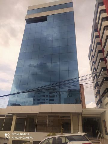 GLOEDNIEUW GEBOUW TE KOOP Gebouw gelegen in het noordelijke centrum van Quito. In de buurt van La Carolina Park Voor de belangrijkste transportroutes In het winkelgebied Met eersteklas afwerkingen Met 2 jaar bouw 8 verdiepingen 3 ondervloeren 2 lifte...