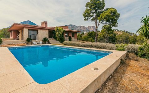 One floor villa in La Nucia, Costa Blanca The house has a constructed area of 350 m2 distributed in a spacious living-dining room, 4 bedrooms, 3 bathrooms, a study and a kitchen of 30 m2. All the rooms have beautiful views to the sea and a beautiful ...