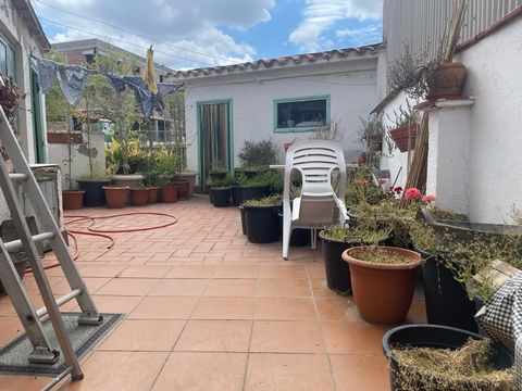 LUXE PROPERTIES presents this semi-detached house to renovate, in one of the best areas of Rubí with three bedrooms, a bathroom, living room, terrace and garage. Property of 210 m2 of which 80 correspond to the house, the rest there is a terrace and ...