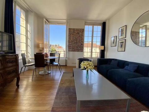 This apartment of 100 square meters is a 4 room apartment located on rue Charlemagne in the 4th district of Paris in the heart of the Marais and a few steps from the banks of the Seine and the Ile Saint Louis. On the 3rd floor without elevator of a s...