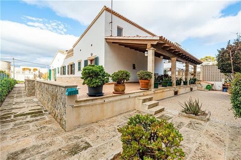 Detached villa on a plot of approximately 595m2 with partial sea views. This Mallorcan-style villa is built on one floor plus an attic. It consists of a spacious living room with fireplace, fully renovated kitchen, 6 bedrooms, wardrobes, 3 bathrooms ...
