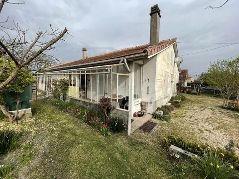This bungalow on the outskirts of Barbezieux is in need of some updating and offers a number of layout options on the ground floor and in the attic which could be converted (subject to necessary permissions). The property is set in more than 1000 m² ...