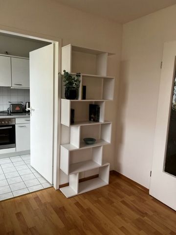 Charming apartment located in the artistic district of Reudnitz Thonberg. Large living room with workplace, Wi-Fi (100mbits), TV, Dining area and cozy couch, sleeping corner with box spring bed. Fully equipped kitchen and newly renovated bathroom. Th...