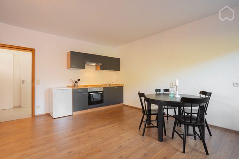 Spacious, light-flooded 1-room-apartment (32qm) with own entrance, renovated at the end of 2019, fully furnished and equipped with a new fitted kitchen incl. oven. Central location to Ratingen and Düsseldorf, good shopping possibilities and connectio...