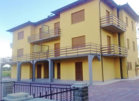 Tuoro sul Trasimeno: In recently renovated building, first floor flat of 94 sqm, comprising: large bright living room, kitchen, two double bedrooms, hallway, bathroom and two terraces. The property includes outdoor parking space and communal courtyar...