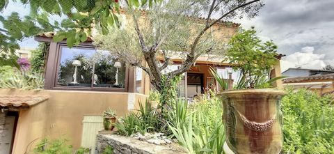 Exceptional in the sector! Discover this superb villa with studio and swimming pool, located near the pretty fishing village of Cassis! It is in a green and secure environment that this well-maintained house is located, consisting of an entrance hall...