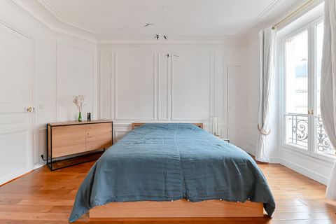 Located in the charming rue Mouffetard district, our apartment is on the 4th floor (no elevator) of a typical Parisian building. You'll find an entrance hall, a large kitchen/dining room, a living room and an open-plan bedroom. Bathroom with large wa...