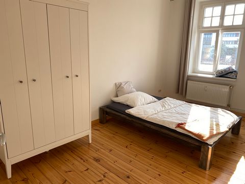 Nice, quiet old town apartment with balcony. Newly renovated. Modernly furnished, centrally located in a side street directly at the Filmpark Babelsberg and within walking distance to the university campus. Living - study, bathroom, bedroom with 140 ...