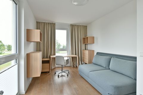 All rooms of this, very bright apartment are completely and exclusively furnished. The fully equipped fitted kitchen together with the Miele appliances and the dining area leaves nothing to be desired. In addition to a bedroom with double bed and lar...