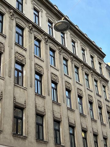 Genieße ein stilvolles Erlebnis in dieser zentral gelegenen Unterkunft. Elegante Altbau Wohnung mit klassischem altem Wiener Flair und einem Hauch Modernität. 20min Gehweg entfern vom Staatsoper und erstem Bezirk. 10min Gehweg entfern vom Hauptbahnho...