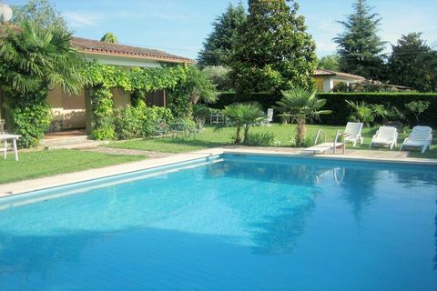 Enjoy views of Lake Garda and explore the Italian Lakes region with this 3-bedroom villa in Lazise. It comes with a private garden and a private swimming pool. The home is perfect for 6 persons, be it a family with children or two smaller families. L...