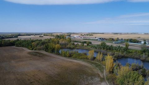 Great land investment opportunity within the city limits of Courtland, MN in Nicollet Co. This land has a huge pond and river bluffs with wonderful views of the MN River Valley. Land on top adjoins a housing development which is just to the east. Par...